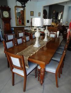 A Large Victorian Extending Wind out Walnut Dining Table (8).JPG